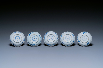 Dix tasses et soucoupes en porcelaine de Chine en bleu et blanc, Kangxi