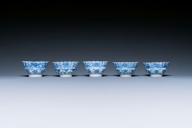 Dix tasses et soucoupes en porcelaine de Chine en bleu et blanc, Kangxi