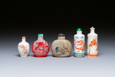 Cinq tabati&egrave;res en porcelaine, agate et verre, Chine, 19/20&egrave;me
