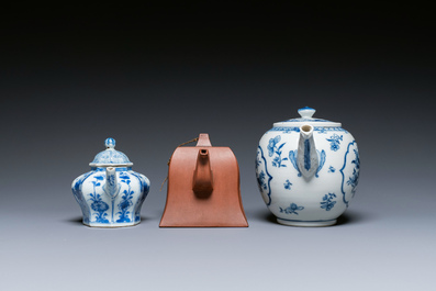 Twee Chinese blauw-witte theepotten, &eacute;&eacute;n in Yixing en een poederblauwe kop en schotel, Kangxi en later