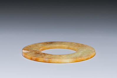 Een Chinese celadon en roodbruine jade 'bi' schijf, wellicht Han