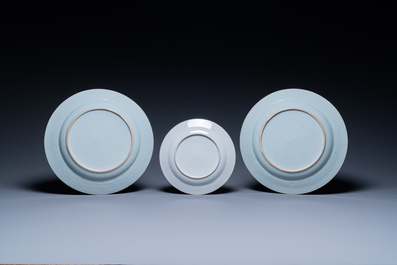 Une paire de plats et une assiette en porcelaine de Chine famille verte, Kangxi