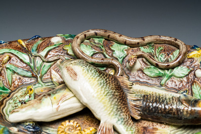 Plat de forme ovale en terre verniss&eacute;e figurant deux poissons dans le style de Palissy, Victor Barbizet (1808-1884), 19&egrave;me