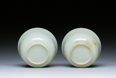 Een paar Chinese kommen in lichte celadon jade, 19e eeuw