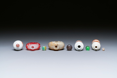 Cinq tabati&egrave;res en porcelaine, agate et verre, Chine, 19/20&egrave;me