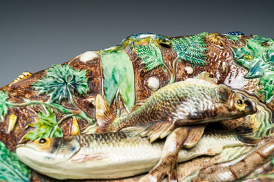 Plat de forme ovale en terre verniss&eacute;e figurant deux poissons dans le style de Palissy, Victor Barbizet (1808-1884), 19&egrave;me