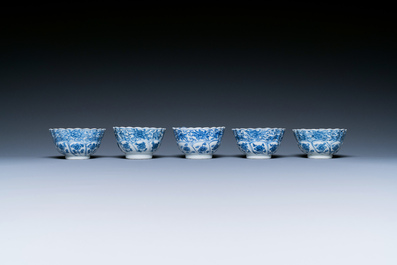 Dix tasses et soucoupes en porcelaine de Chine en bleu et blanc, Kangxi