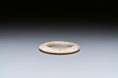 Bracelet en jade blanc partiellement calcifi&eacute;, culture Liangzhu, p&eacute;riode n&eacute;olithique