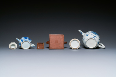 Twee Chinese blauw-witte theepotten, &eacute;&eacute;n in Yixing en een poederblauwe kop en schotel, Kangxi en later