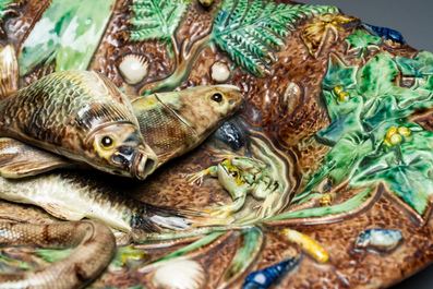 Plat de forme ovale en terre verniss&eacute;e figurant deux poissons dans le style de Palissy, Victor Barbizet (1808-1884), 19&egrave;me