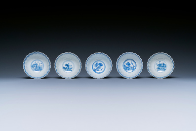 Dix tasses et soucoupes en porcelaine de Chine en bleu et blanc, Kangxi