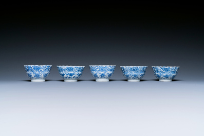 Dix tasses et soucoupes en porcelaine de Chine en bleu et blanc, Kangxi