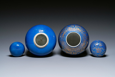 Twee Chinese poederblauwe dekselpotten waarvan &eacute;&eacute;n met verguld decor, 19e eeuw