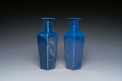 Een Chinese sang-de-boeuf-geglazuurde vaas en een paar blauw-geglazuurde met verguld decor, 19e eeuw