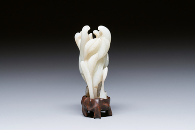 Main de Bouddha en jade blanc sculpt&eacute; sur socle en bois, Chine, Qing