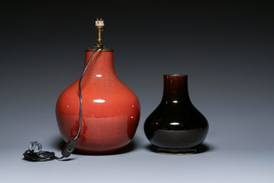 Twee Chinese monochrome flesvormige vazen, 18/19e eeuw