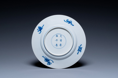 Plat en porcelaine de Chine en bleu et blanc &agrave; d&eacute;cor figuratif, marque et &eacute;poque de Kangxi