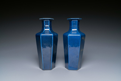 Een Chinese sang-de-boeuf-geglazuurde vaas en een paar blauw-geglazuurde met verguld decor, 19e eeuw