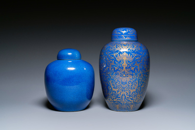 Twee Chinese poederblauwe dekselpotten waarvan &eacute;&eacute;n met verguld decor, 19e eeuw