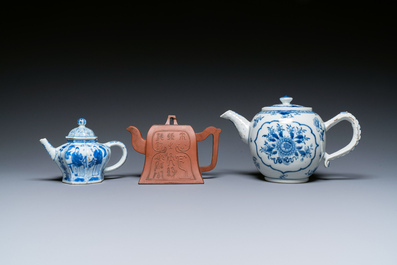 Twee Chinese blauw-witte theepotten, &eacute;&eacute;n in Yixing en een poederblauwe kop en schotel, Kangxi en later