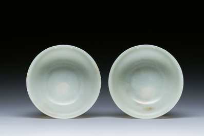 Een paar Chinese kommen in lichte celadon jade, 19e eeuw