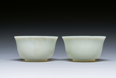 Een paar Chinese kommen in lichte celadon jade, 19e eeuw
