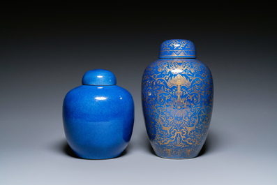 Twee Chinese poederblauwe dekselpotten waarvan &eacute;&eacute;n met verguld decor, 19e eeuw