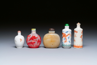 Cinq tabati&egrave;res en porcelaine, agate et verre, Chine, 19/20&egrave;me