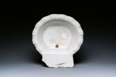 Een Italiaanse groteske wandfontein met bassin in wit Carrara marmer, 19e eeuw
