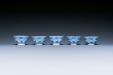 Dix tasses et soucoupes en porcelaine de Chine en bleu et blanc, Kangxi