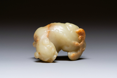 Animal mythique en jade c&eacute;ladon tach&eacute; de rouille, Chine, 18&egrave;me