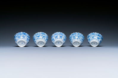 Dix tasses et soucoupes en porcelaine de Chine en bleu et blanc, Kangxi