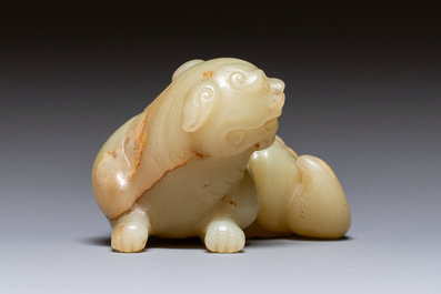 Animal mythique en jade c&eacute;ladon tach&eacute; de rouille, Chine, 18&egrave;me