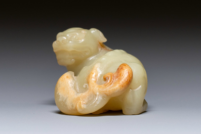 Animal mythique en jade c&eacute;ladon tach&eacute; de rouille, Chine, 18&egrave;me