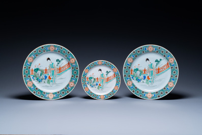 Une paire de plats et une assiette en porcelaine de Chine famille verte, Kangxi