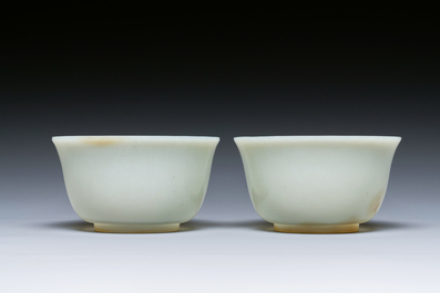 Een paar Chinese kommen in lichte celadon jade, 19e eeuw