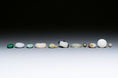 Negen Chinese snuifflessen in jade, hardsteen en glas, 19/20e eeuw