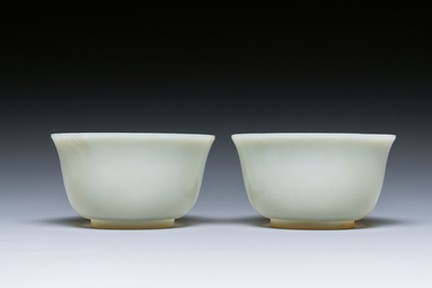 Een paar Chinese kommen in lichte celadon jade, 19e eeuw