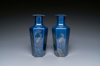Een Chinese sang-de-boeuf-geglazuurde vaas en een paar blauw-geglazuurde met verguld decor, 19e eeuw
