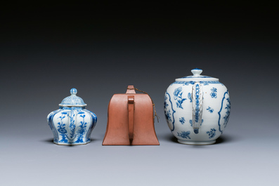 Twee Chinese blauw-witte theepotten, &eacute;&eacute;n in Yixing en een poederblauwe kop en schotel, Kangxi en later