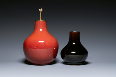 Twee Chinese monochrome flesvormige vazen, 18/19e eeuw