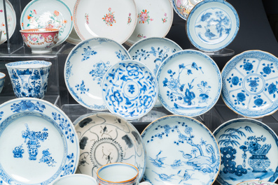 Ensemble exceptionnel de tasses et soucoupes en porcelaine de Chine, Kangxi et post&eacute;rieur
