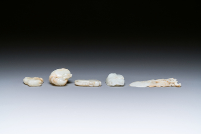 Cinq sculptures en jade blanc et c&eacute;ladon, Chine, Qing/R&eacute;publique