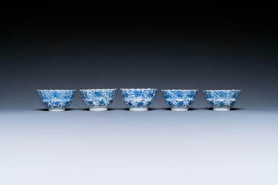 Dix tasses et soucoupes en porcelaine de Chine en bleu et blanc, Kangxi