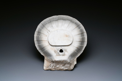 Een Italiaanse groteske wandfontein met bassin in wit Carrara marmer, 19e eeuw