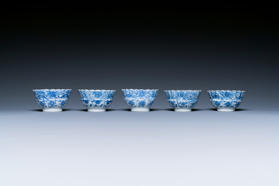 Dix tasses et soucoupes en porcelaine de Chine en bleu et blanc, Kangxi