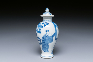 A Chinese blue and white covered vase and a verte-Imari plate, Kangxi