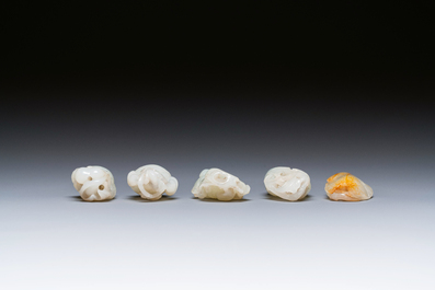 Cinq sculptures en jade blanc et c&eacute;ladon, Chine, Qing/R&eacute;publique