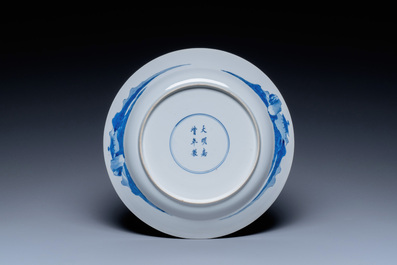 Plat en porcelaine de Chine en bleu et blanc &agrave; d&eacute;cor d'une sc&egrave;ne du 'Xi Xiang Ji', marque de Jiajing, Kangxi
