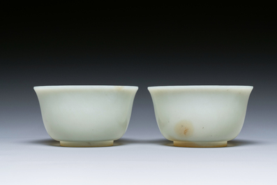 Een paar Chinese kommen in lichte celadon jade, 19e eeuw
